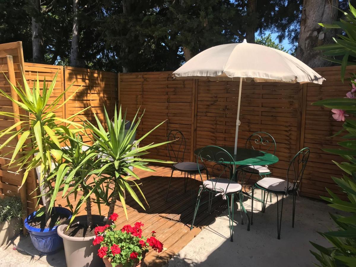 Mas Grimaud - Gite- Studio Et Chambres D'Hotes Familiales Eygalières Eksteriør billede