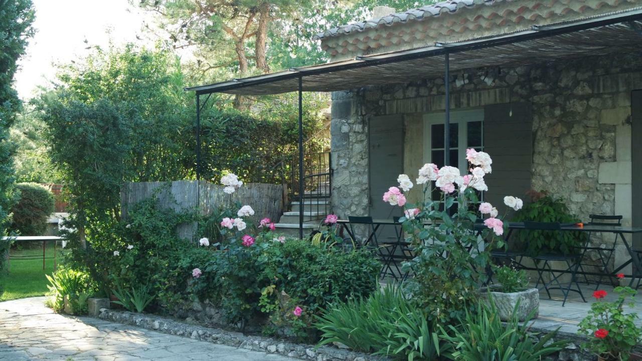Mas Grimaud - Gite- Studio Et Chambres D'Hotes Familiales Eygalières Eksteriør billede