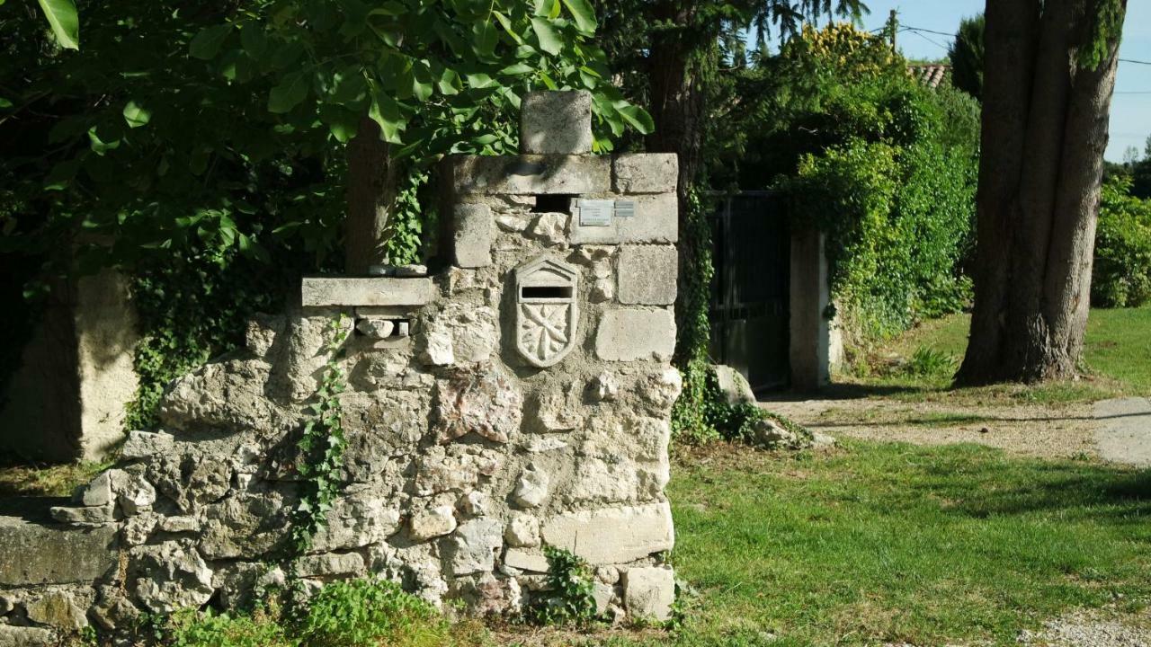 Mas Grimaud - Gite- Studio Et Chambres D'Hotes Familiales Eygalières Eksteriør billede